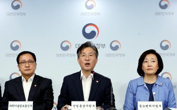 성윤모 산업통상자원부 장관이 5일 오전 서울 종로구 세종대로 정부서울청사에서 대외의존형 산업구조 탈피를 위한 소재ㆍ부품ㆍ장비 경쟁력 강화대책을 발표하고 있다. 왼쪽부터 유영민 과학기술정보통신부 장관, 성 장관, 박영선 중소벤처기업부 장관.